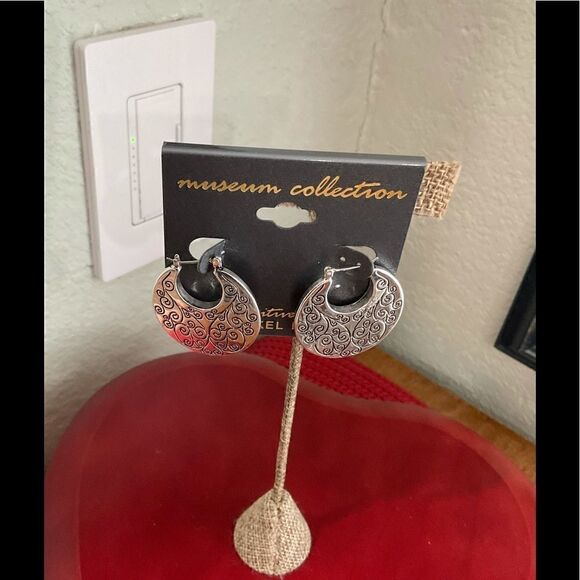 NWT Museum Collection Silver Etched Earrings Sterling Silver Post Nickel Free J7 - Picture 1 of 2